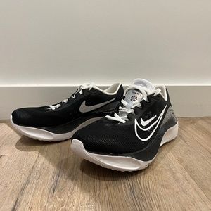 Nike Zoom Fly 5, in Black and White